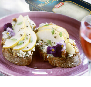 BRUSCHETTE AL BLU DI CAPRA IGOR CON NOCI E PERE