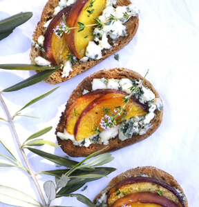 BRUSCHETTE CON PESCHE E GORGONZOLA