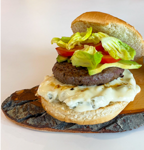 HAMBURGER DI CARNE CON GORGONZOLA DOLCE, LATTUGA, AVOCADO E POMODORO