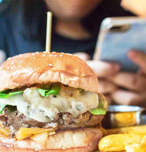 BURGER CON GORGONZOLA, INSALATA GENTILE E CIPOLLA