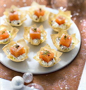 FILOTEIG-KRBCHEN MIT GORGONZOLA-CREME UND WRFELN VON GERUCHERTEM LACHS