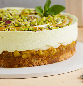 CHEESECAKE AL GORGONZOLA E PERE CON PISTACCHI E CARAMELLO