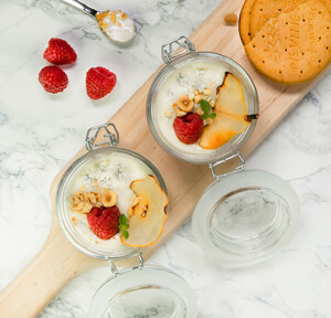 CHEESECAKE CON GORGONZOLA DOLCE, CHIPS DI PERE, LAMPONI E GRANELLA DI NOCCIOLE