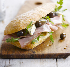 CIABATTINA CON MORTADELLA, GORGONZOLA, RUCOLA E OLIVE TAGGIASCHE