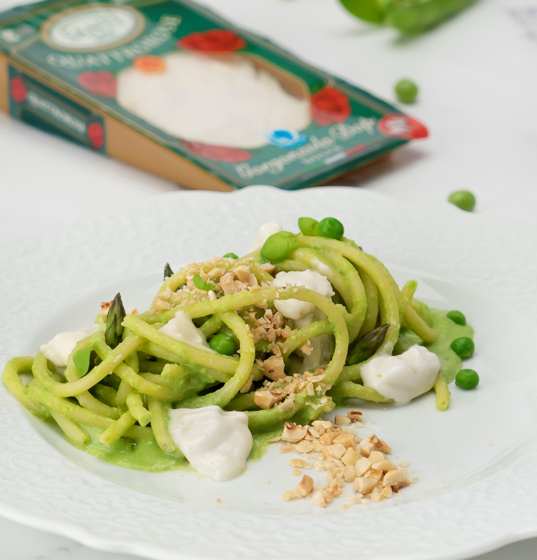 BUCATINI CON CREMA DI PISELLI E ASPARAGI, GORGONZOLA E NOCCIOLE