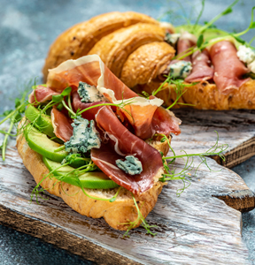 CORNETTI SALATI CON PROSCIUTTO CRUDO, AVOCADO E GORGONZOLA PICCANTE