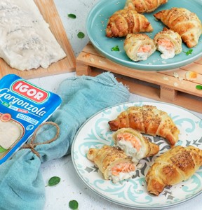 CORNETTI DI PASTA SFOGLIA AL GORGONZOLA DOLCE E SALMONE AFFUMICATO