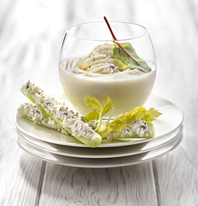 MOUSSE DI GORGONZOLA DOLCE CON GAMBI DI SEDANO