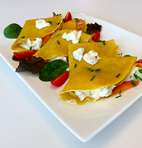 CREPE CON CREMA DI GORGONZOLA, SALMONE E ERBA CIPOLLINA