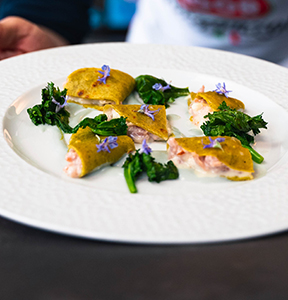 CRESPELLE AL GRANO ARSO CON SALSICCIA, FONDUTA DI GORGONZOLA E CIME DI RAPA