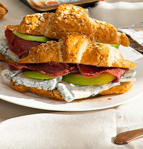 CROISSANT SALATI INTEGRALI CON MELA VERDE, BRESAOLA E GORGONZOLA PICCANTE