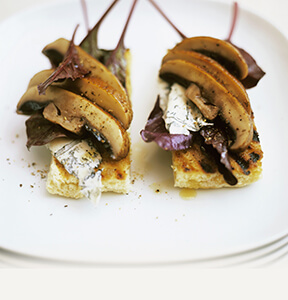 CROSTINI DI POLENTA ALLA GRIGLIA CON PORCINI E GORGONZOLA PICCANTE