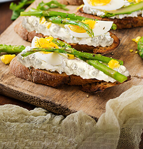 CROSTONI AL GORGONZOLA CON ASPARAGI E UOVA