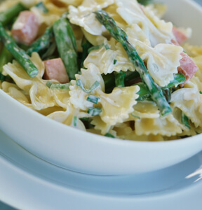 FIDEOS CON CREMA DE QUESO GORGONZOLA, ESPRRAGOS Y PANCETA