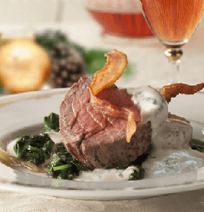 FILETTO DI ROASTBEEF CON CREMA DI GORGONZOLA, SPINACI E BACON CROCCANTE