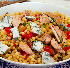 INSALATA DI FREGOLA SARDA CON POMODORINI,  VERDURE, SGOMBRO E GORGONZOLA