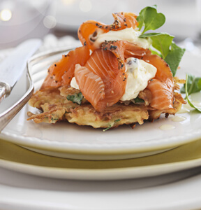 FRITTELLE DI PATATE CON SALMONE E CREMA DI GORGONZOLA