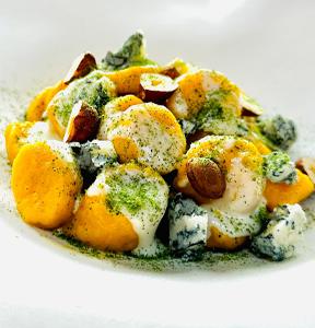 GNOCCHETTI DI ZUCCA, FONDUTA DI GORGONZOLA, POLVERE CAVOLO NERO, NOCCIOLE, GORGONZOLA PICCANTE