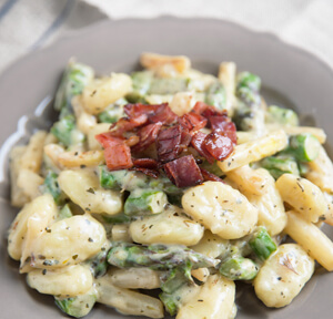 GNOCCHI CON ASPARAGI, GORGONZOLA E SPECK CROCCANTE