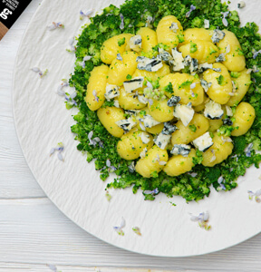 GNOCCHI SU MUSCHIO DI BROCCOLI E GORGONZOLA PICCANTE