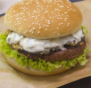 HAMBURGER DI CHIANINA CON GORGONZOLA DOLCE, INSALATA E MELANZANE FRITTE