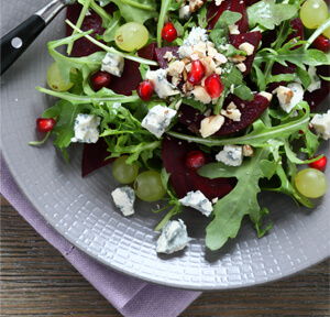 INSALATA DI BARBABIETOLE, RUCOLA, MELOGRANO, UVA E GORGONZOLA PICCANTE