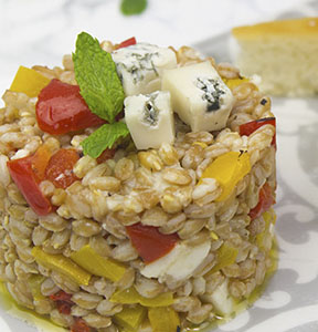 INSALATA DI FARRO CON BLU DI CAPRA, PEPERONI ARROSTITI E MENTA