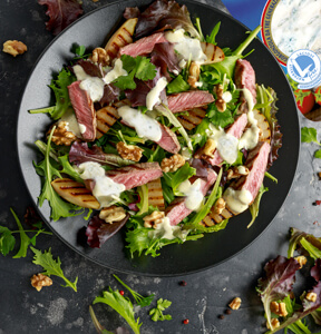 SALAT MIT GORGONZOLA, DNN GESCHNITTENEM RINDFLEISCH UND GEGRILLTEN BIRNEN