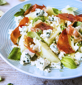 INSALATA DI MELONE, PROSCIUTTO CRUDO, GORGONZOLA E BASILICO