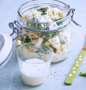 INSALATA DI PASTA CON BROCCOLETTI, MAIS, SALSA AL GORGONZOLA ED ERBE