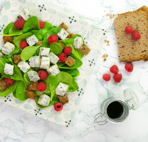 ENSALADA DE ESPINACAS, GORGONZOLA PICANTE, FRAMBUESAS, TOSTADAS Y GLASEADO DE VINAGRE