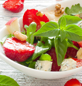 SELLERIEBLATT-SALAT MIT ERDBEEREN UND GORGONZOLA