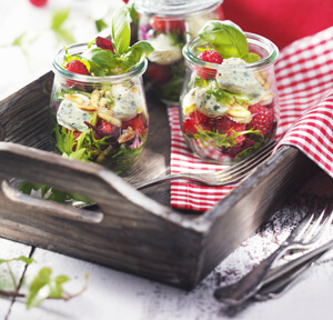 SALAT MIT HIMBEEREN, GERSTETEN PINIENKERNEN UND GORGONZOLA