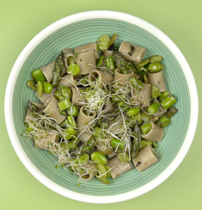 INSALATA DI PASTA FREDDA CON BLU DI CAPRA, FAVE E ASPARAGI AL TIMO