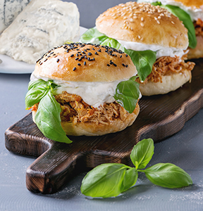 MINI BURGER CON SFILACCETTI DI POLLO E GORGONZOLA DOLCE