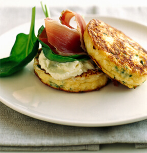 OMELETTE-BURGER ALLE VERDURE CON GORGONZOLA, CRUDO E SPINACINO FRESCO