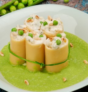 PACCHERI RIPIENI AL GORGONZOLA DOLCE SU CREMA DI PISELLI