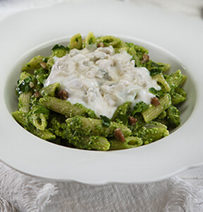 PENNE MIT SPINATPESTO, WALNSSEN UND GORGONZOLA-SOE