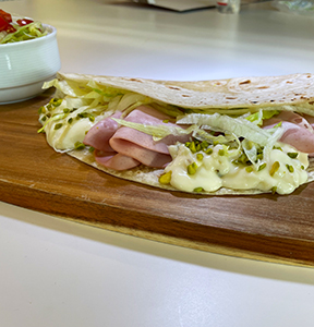 PIADINA CON MORTADELLA, INSALATA, GORGONZOLA E PISTACCHI