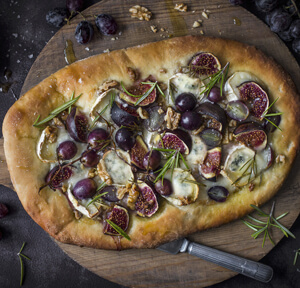 PIZZA SETTEMBRINA CON FICHI, UVA, GORGONZOLA DOLCE E NOCI