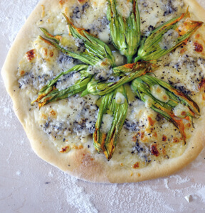 PIZZA MIT GORGONZOLA UND ZUCCHINIBLTEN