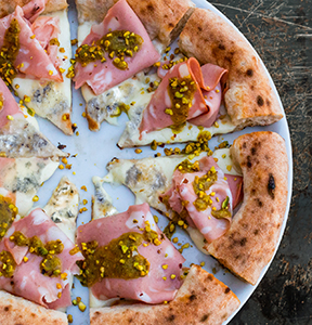 PIZZA MORTADELLA GORGONZOLA E PESTO DI PISTACCHI