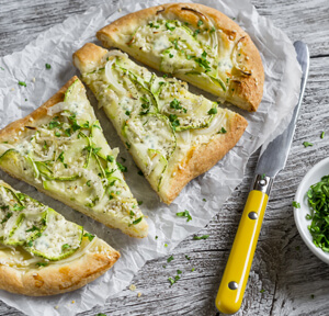 LINGUE DI PIZZA CON GORGONZOLA DOLCE, ZUCCHINE E SESAMO