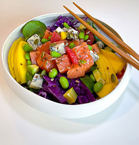 POKE CON SALMONE, AVOCADO, MANGO E GORGONZOLA PICCANTE