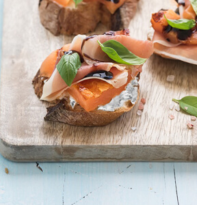 BRUSCHETTE AL GORGONZOLA DOLCE, MELONE E PROSCIUTTO CRUDO