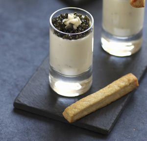 BICCHIERINI DI PANNA COTTA CON GORGONZOLA PICCANTE E CAVIALE