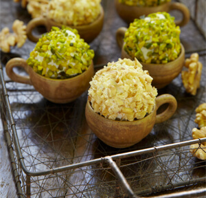 TARTUFINI AL GORGONZOLA CON GRANELLA DI PISTACCHI E NOCI