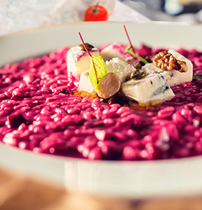 RISOTTO CON REMOLACHA, QUESO GORGONZOLA DULCE Y FRUTAS SECAS