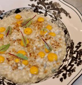 RISOTTO MANTECATO AL GORGONZOLA IGOR PICCANTE, CREMA DI ZUCCA, CRUMBLE DI PANE E AMARETTI