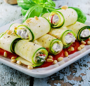 ROTOLINI DI ZUCCHINE CON GORGONZOLA, POMODORI SECCHI E PINOLI